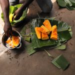 Kürbisstücke auf Blättern