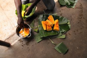 Kürbisstücke auf Blättern