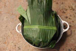 Der Kürbis wird in den Blättern gegart